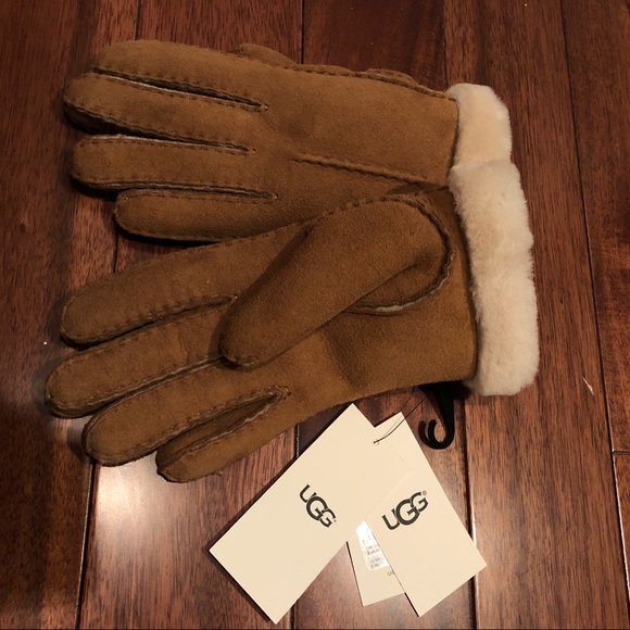 UGG Accessories - NWT UGG gloves
